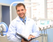 תזונה לאחר השתלה: מה מותר לאכול אחרי ניתוח שתלים? לא רק מעדנים ומרקים