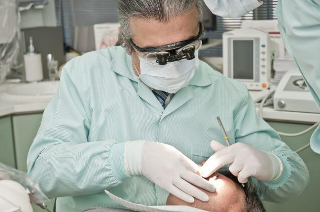 הקצעת שורשים אצל שיננית לטיפול בדלקות חניכיים – איך זה עובד?