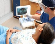 הסיבה המפתיעה לכך שהשיניים הקדמיות שלכם התחילו להצטופף פתאום